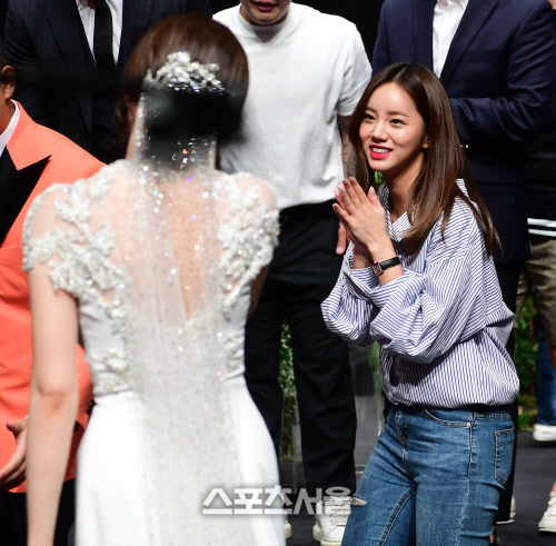 두손 모아 행복을 기원하는 혜리, "김동현 신랑님, 송하율 신부님 행복하게 사세요"