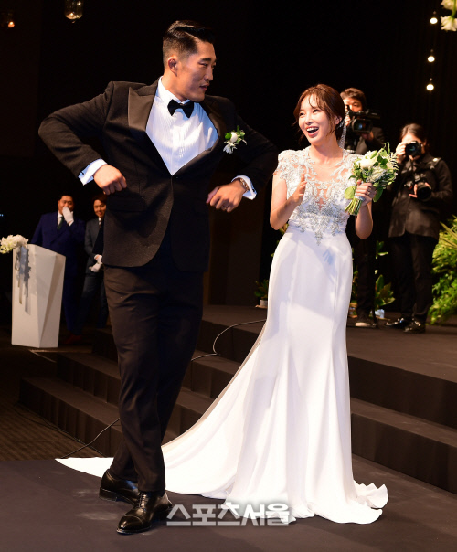 흥겹게 춤추는 김동현과 송하율, 강남의 축가에 몸이 덩싱덩실~[포토]