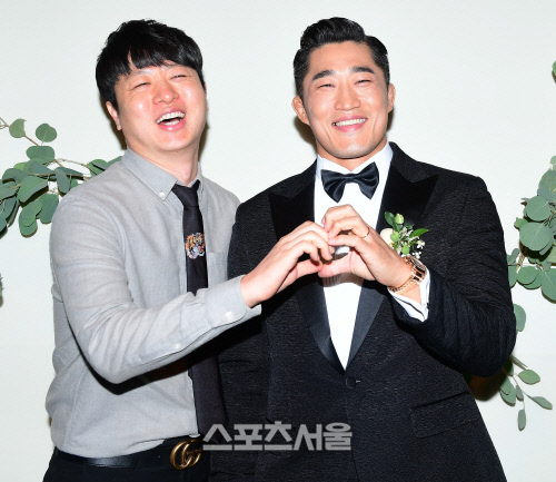 하트뿅뿅 유상무, \'김동현의 결혼 축하는 하트로~\'[포토]