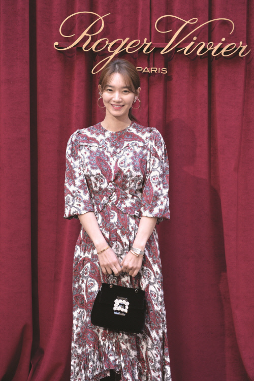 '보조개 여신' 신민아, 파리에서도 대체불가 미모