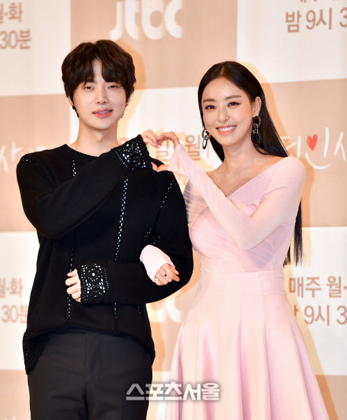 안재현과 손하트 그린 이다희[포토]