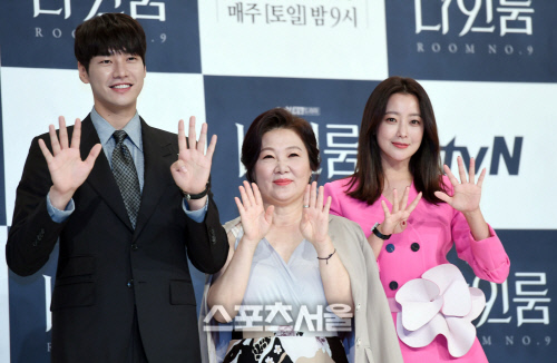 나인룸입니다! 60대 사형수와 30대 변호사의 인생 체인지[포토]