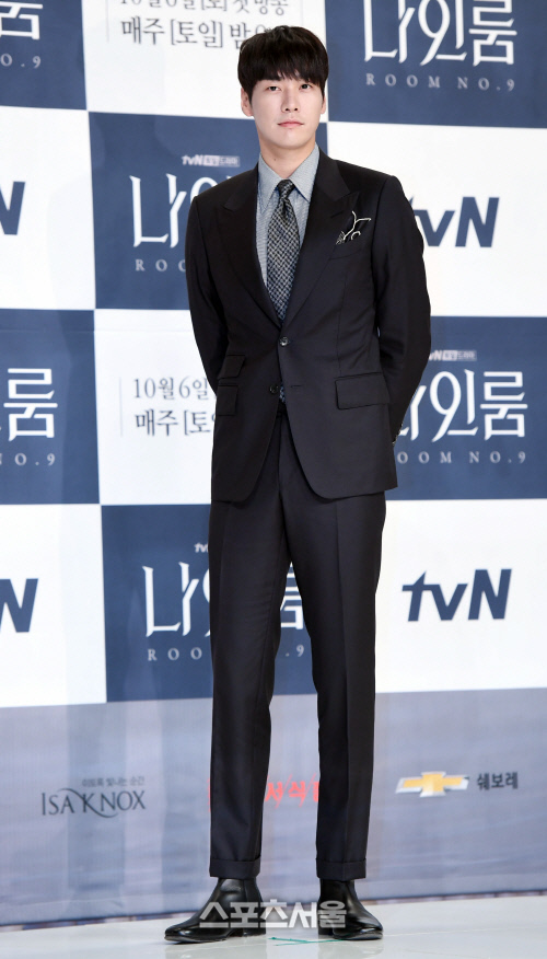 화면 가득 채우는 김영광... 나인룸! 60대 사형수와 30대 변호사의