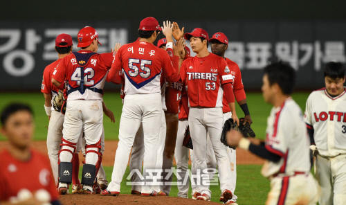 [포토] KIA 타이거즈, 사직 롯데전...9-5 완승!