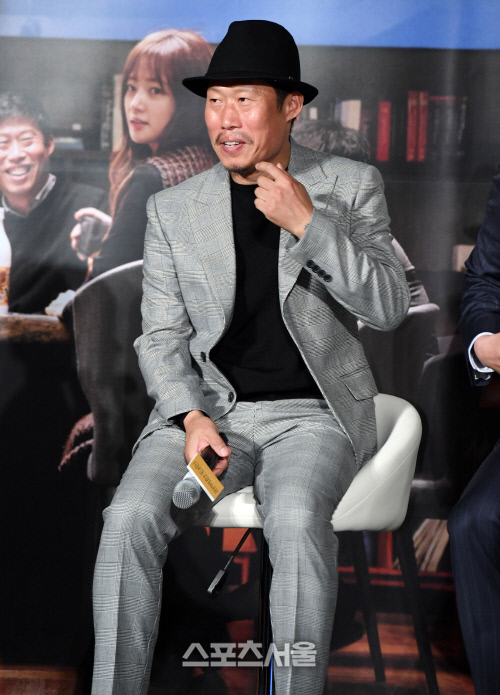 완벽한 타인...유해진, 오늘은 모자쓰고 등장 [포토]