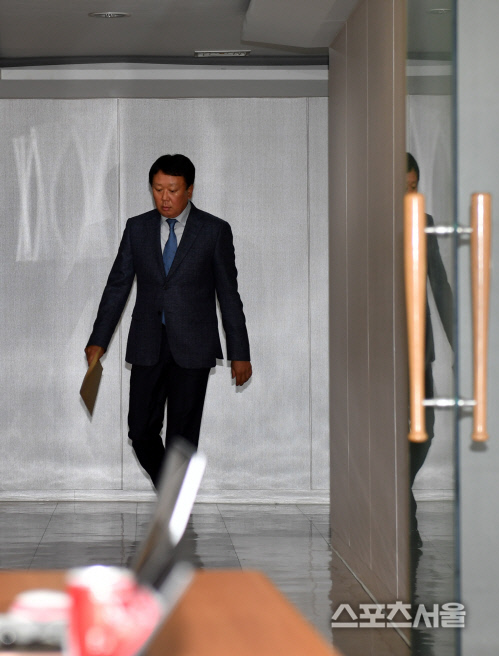 기자회견장 들어서는 선동열 감독[포토]