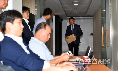 기자회견장 들어서는 선동열 감독[포토]