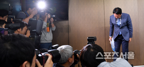 "카메라숲을 뚫고" 기자회견장 떠나는 선동열 감독[포토]