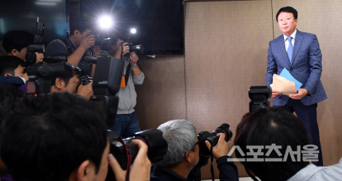 "카메라숲을 뚫고" 기자회견장 떠나는 선동열 감독[포토]