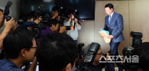 "카메라숲을 뚫고" 기자회견장 떠나는 선동열 감독[포토]