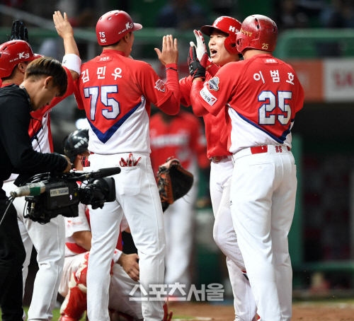 만루홈런 유재신, 김광현을 저격하다!  [포토]