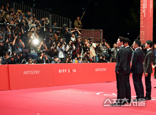 [포토] 현빈-장동건, 부산의 밤을 밝히는 스타!