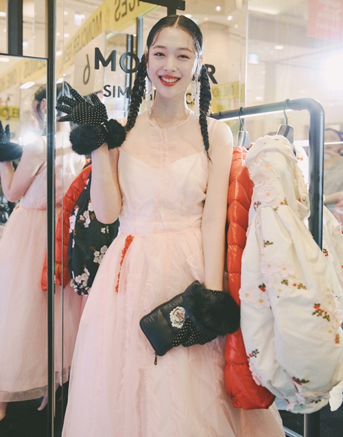 설리 강남에 등장, 여성스러운 듯 유니크한 패션으로 '시선 강탈'