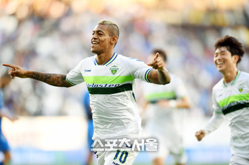 이동국 우승 확정포…전북, 울산과 비기고 6번째 별 달았다