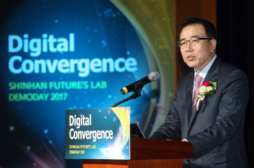 '신한은행 채용비리' 조용병 영장심사…구속여부 밤늦게 결정