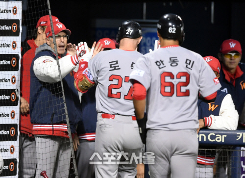 만루홈런의 사나이 로맥, 덕아웃 귀환!  [포토]