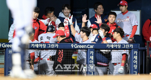 승리의 마침표 로맥, 그를 향한 격한 환영   [포토]