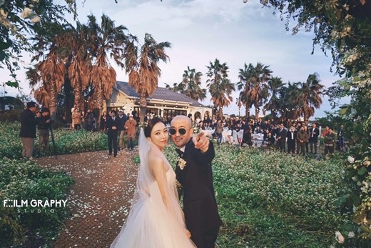 "마치 영화의 한 장면"…이하늘, 제주도 결혼식 화보 공개