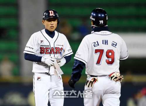 담담한 전민재, 그러나 1타점 적시타의 주인공! [포토]