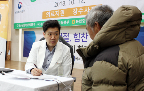 강북힘찬병원 박지완 원장(정형외과 전문의) 진료 모습