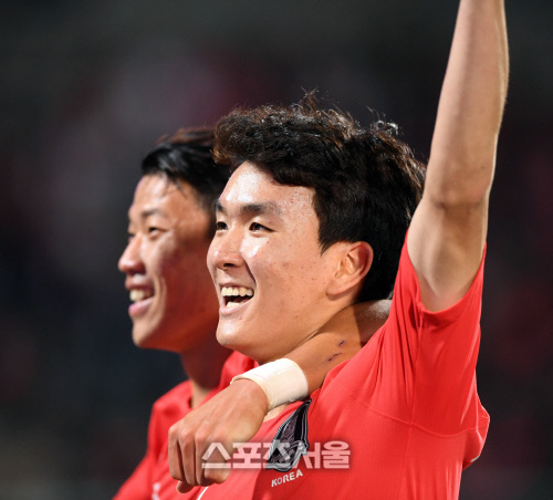 황인범, 팔 번쩍 [포토]