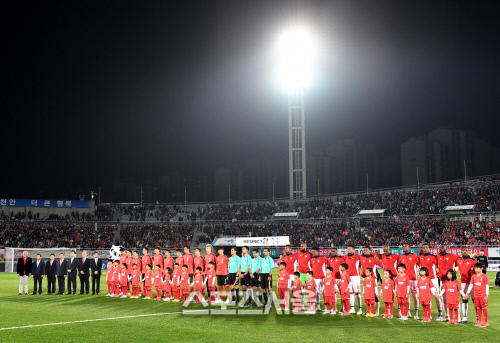[포토] 축구대표팀, 천안에서도...축구 열기 뜨겁게~!
