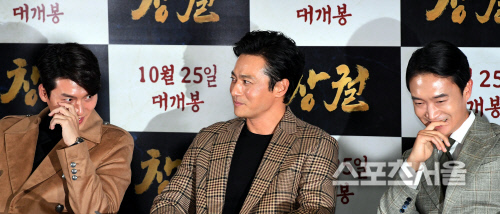 [포토] 현빈-조우진, 장동건 때문에...배꼽 잡아요~