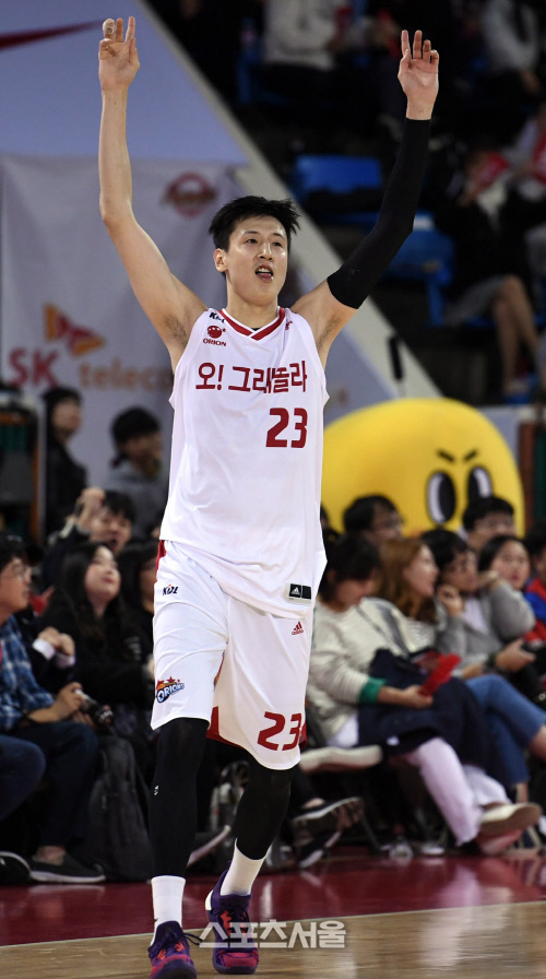 최진수, 전반전 역전의 마침표!  [포토]