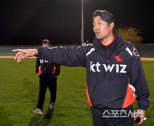 [SS포토]KT 이숭용 코치 \'보람찬 하루 마무리는 정리정돈 철저\'