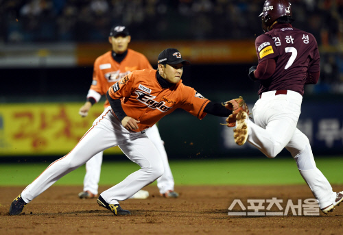 [포토] 한화 정은원, 번개 같은 수비로~