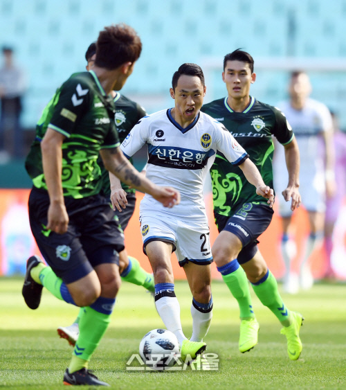 [포토] 문선빈 \'수비를 뚫고\'