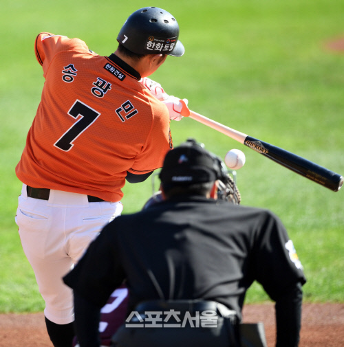 송광민, 힘껏 휘둘렀지만, 허공~  [포토]