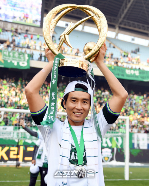 [포토] 이동국, 우승트로피 번쩍~