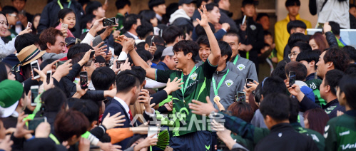 [포토] 우승 메달 목에 건 이동국 '함박 웃음'