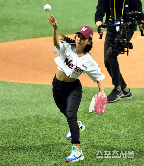 [포토] 김희정, 준PO 4차전...역동적인 시구!