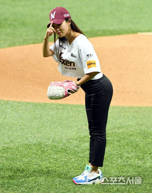 [포토] 김희정, 시구 들어갑니다~