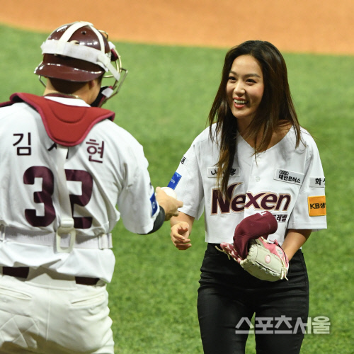 [포토] 김희정, 김재현 포수와~