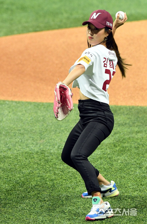 [포토] 김희정 시구!