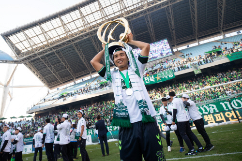 '우승 자축포' 쏘아올린 전북 이동국, K리그1 33R MVP 선정