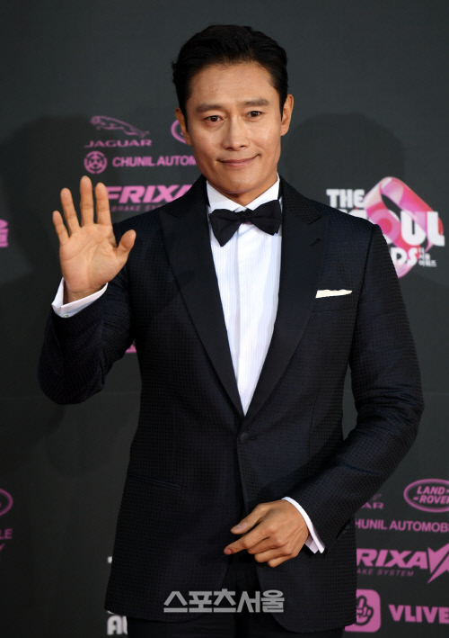 [포토] 이병헌, 헐리웃 배우의 손인사