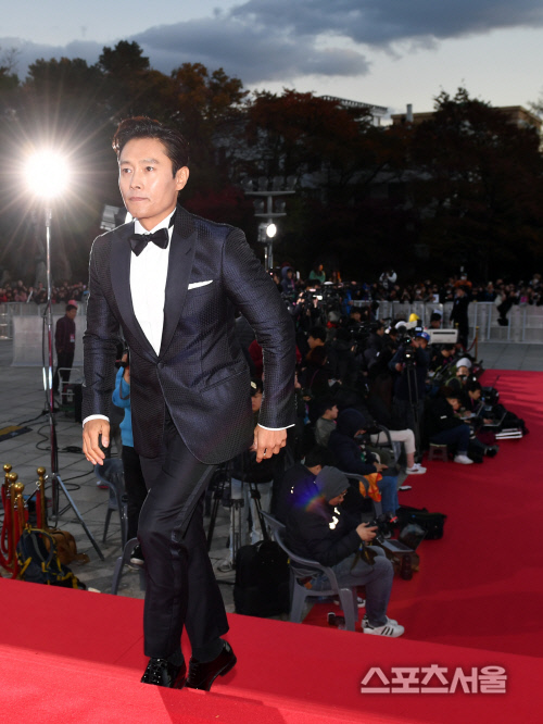빛나는 후광 받으며 입장하는 이병헌[포토]