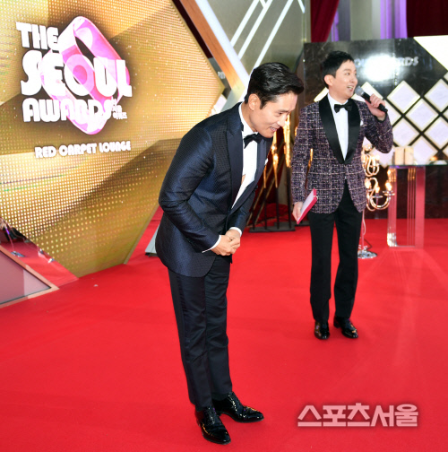 "레드카펫 팬들에 폴더인사" 이병헌[포토]