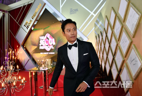 "스타들의 사인을 뒤로하고" 입장하는 이병헌[포토]