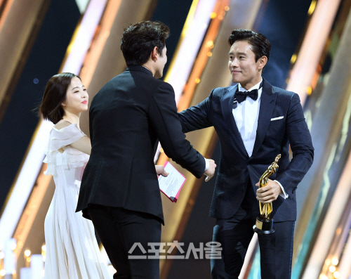 ‘더 서울 어워즈’ 드라마 남우 주연상...이병헌!   [포토]