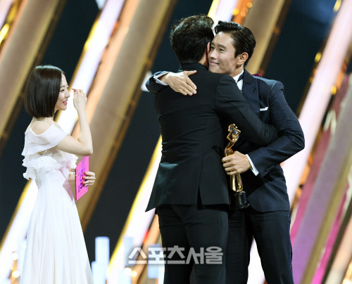 ‘더 서울 어워즈’  드라마 남우 주연상...이병헌!  [포토]