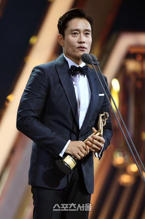 ‘더 서울 어워즈’ 이병헌...드라마 남우 주연상!  [포토]