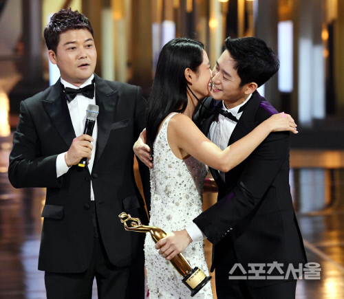 [포토] 손예진-정해인, 전현무를 놀라게한 깜짝 포옹!