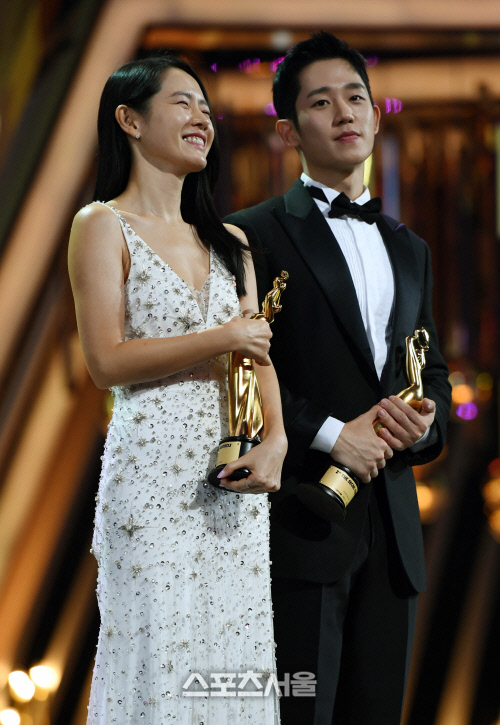 ‘더 서울 어워즈’ 인기상 커플...손예진과 정해인!  [포토]