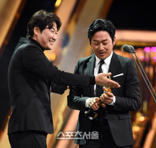 ‘더 서울 어워즈’  영화 남우주연상 하정우! [포토]