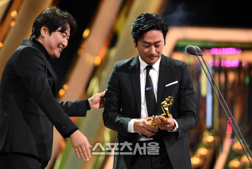‘더 서울 어워즈’ 하정우...영화 남우주연상!  [포토]